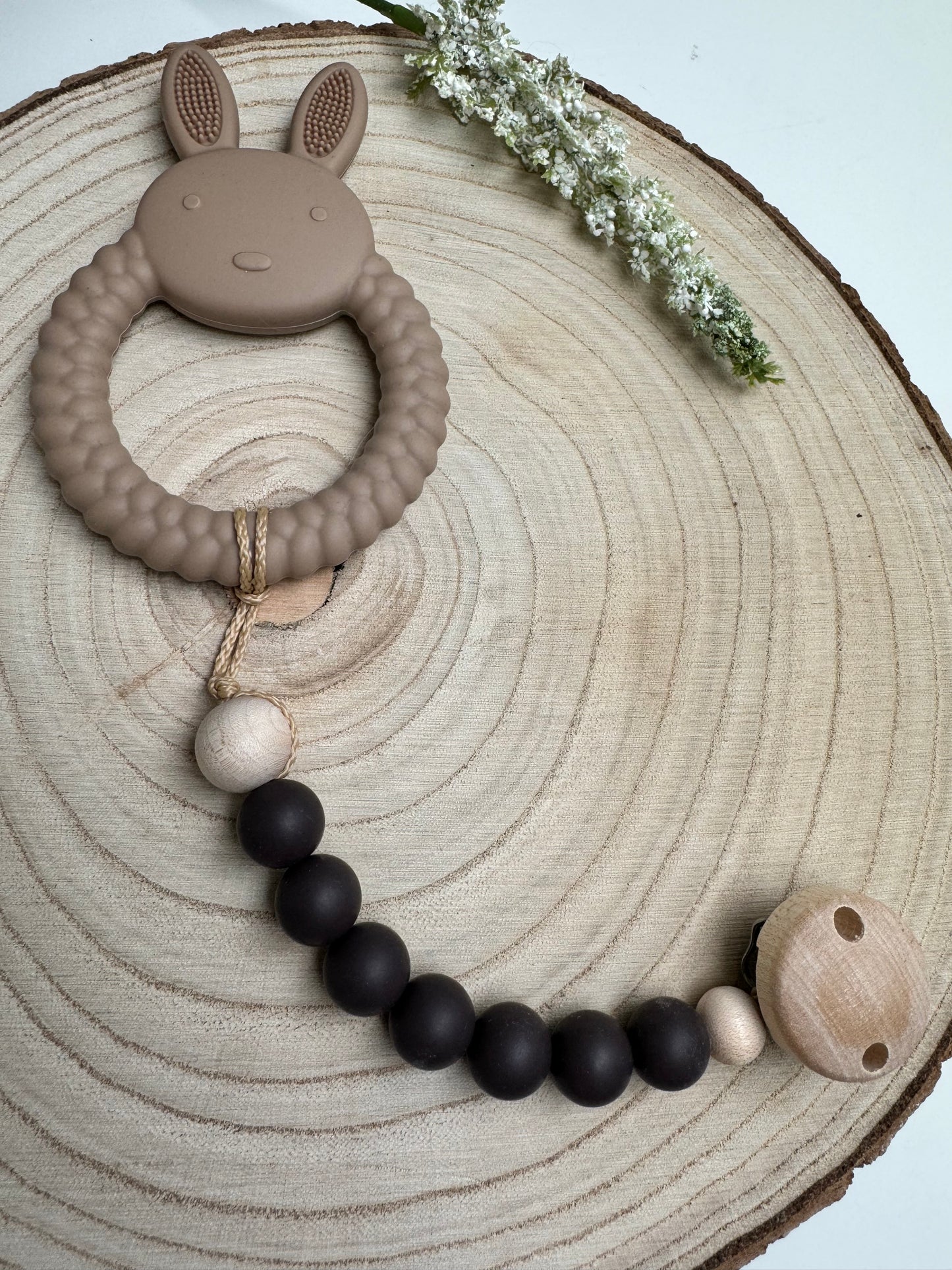 Silikonhase Taupe/Kaffeebraun an Kette mit Holzclip