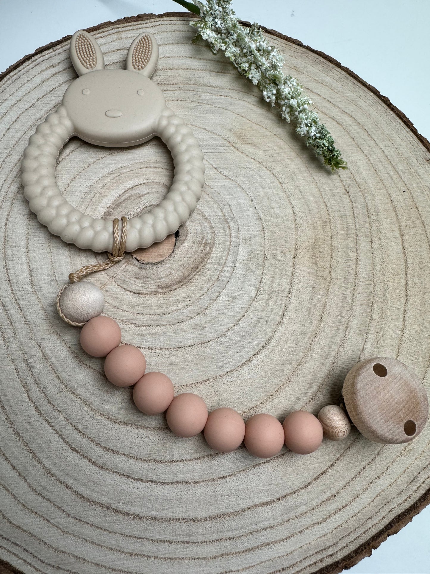 Silikonhase Beige/Rosa an Kette mit Holzclip