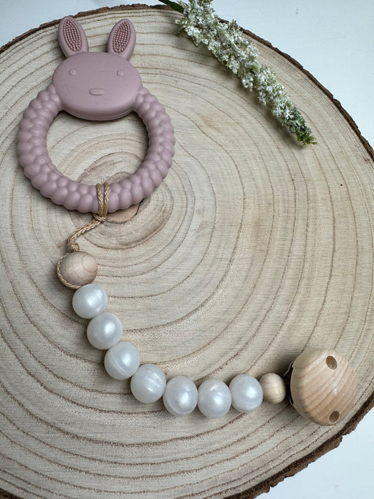 Silikonhase Rosa/Perlmuttfarben an Kette mit Holzclip