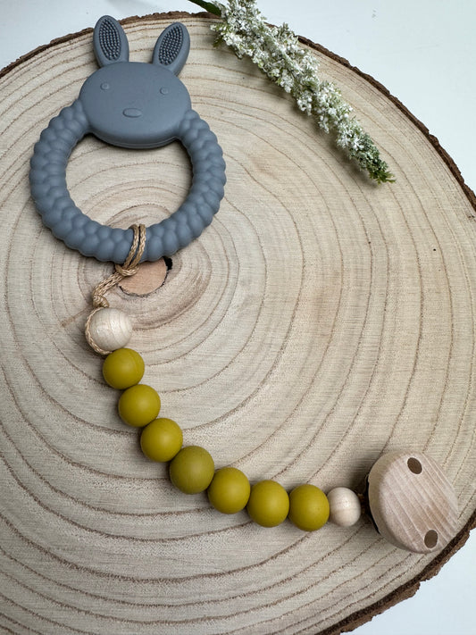Silikonhase Pastellblau/Kiwigrün an Kette mit Holzclip