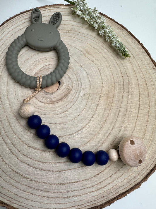 Silikonhase Grau/Dunkelblau an  Kette mit Holzclip