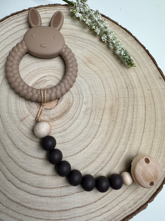 Silikonhase Taupe/Kaffeebraun an Kette mit Holzclip