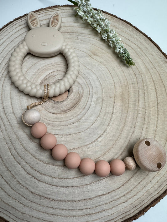 Silikonhase Beige/Rosa an Kette mit Holzclip