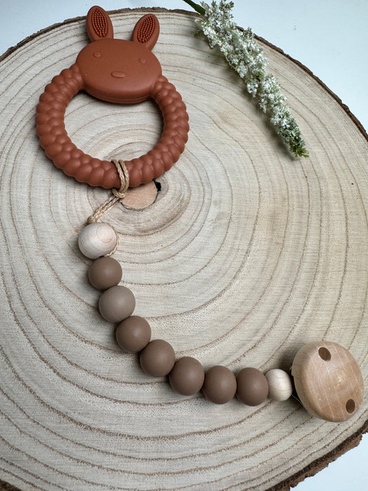 Silikonhase Terrakotta/Erdton an Kette mit Holzclip